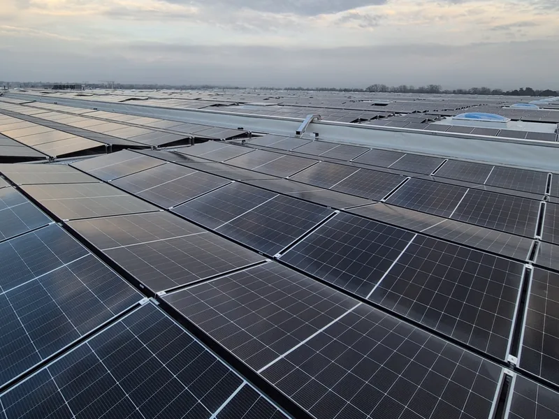 Photovoltaikmodule auf einem großen Hallendach